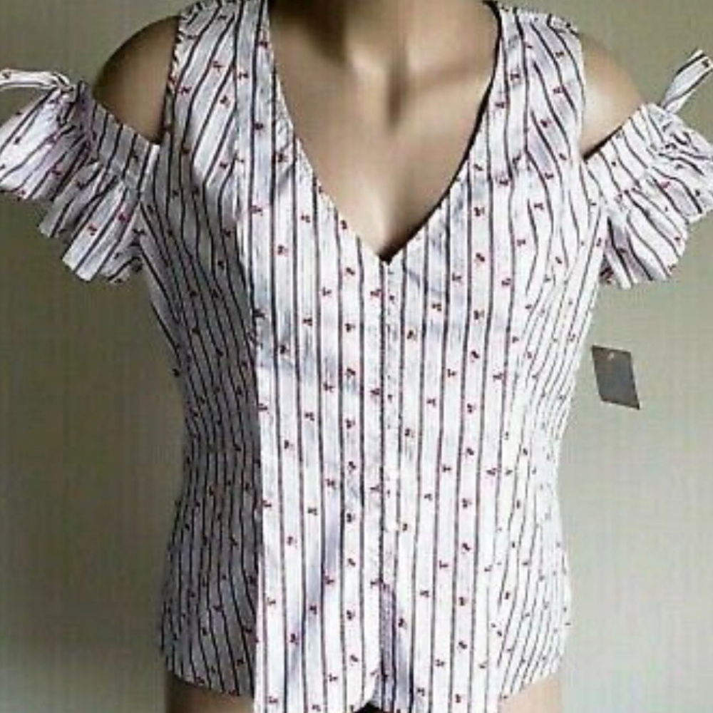 NWT Belle&Sky button up cold shoulder top, women’s medium,